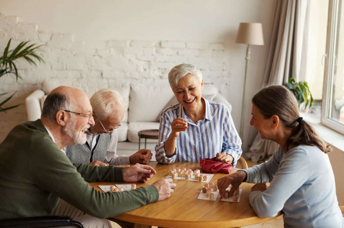 des seniors qui jouent aux cartes