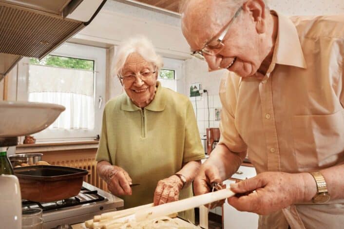 Deux seniors qui cuisinent