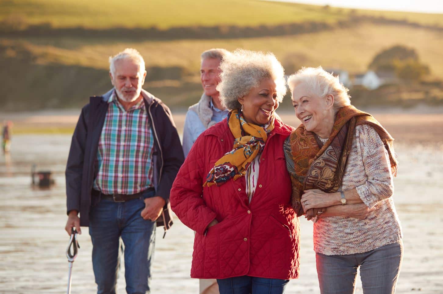 Des seniors qui marchent en bord de mer