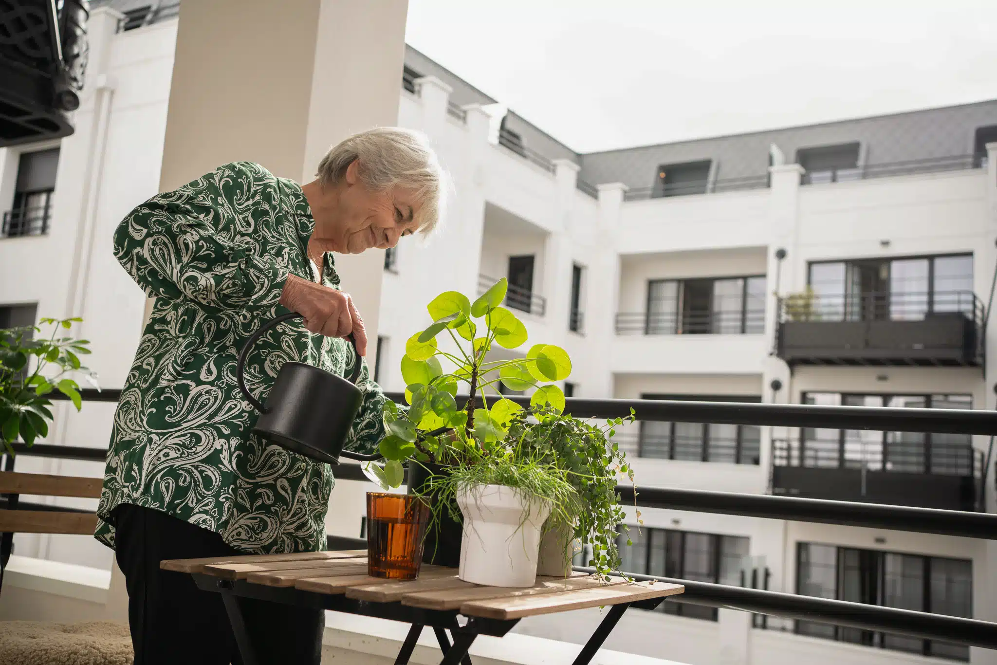 Senior sur son balcon