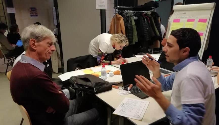 un participant au silver awards en discussion avec un senior présent pour aider les étudiants