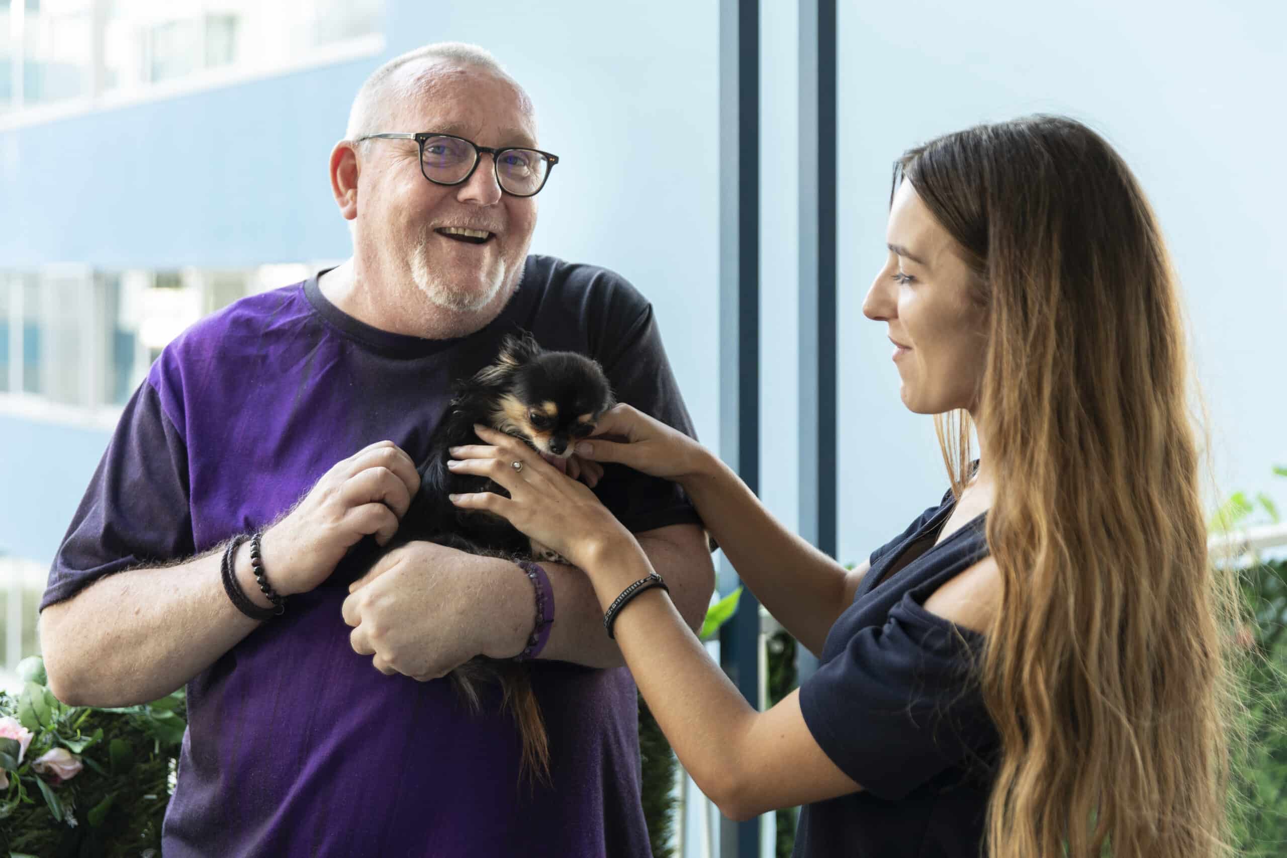 un senior avec son chat et une jeune femme