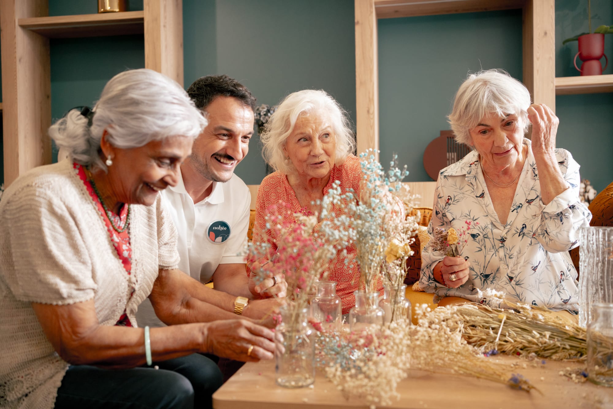 Des seniors font un atelier de fleurs séchées