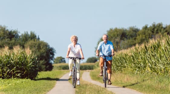 Seniors sur un vélo