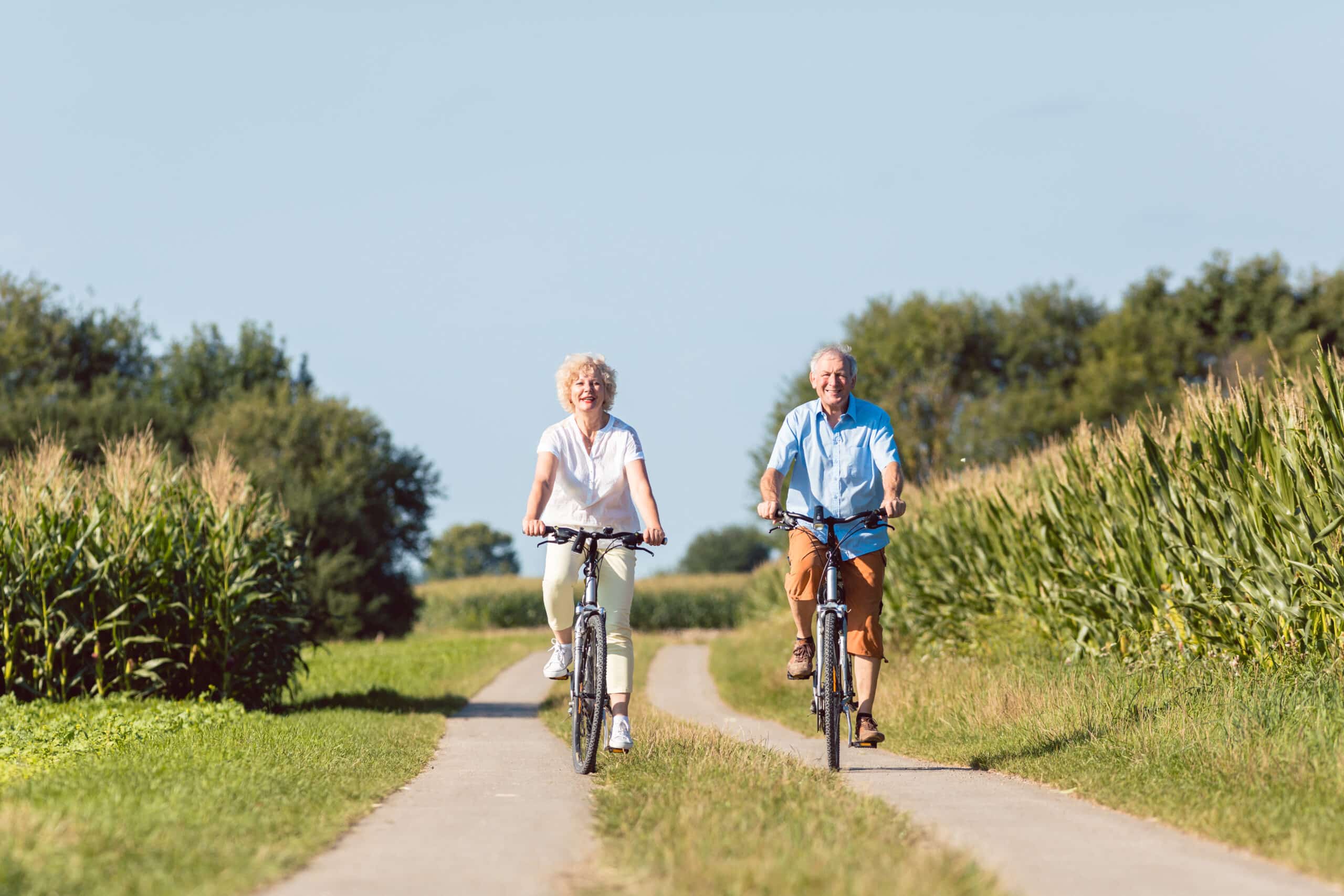 Seniors sur un vélo