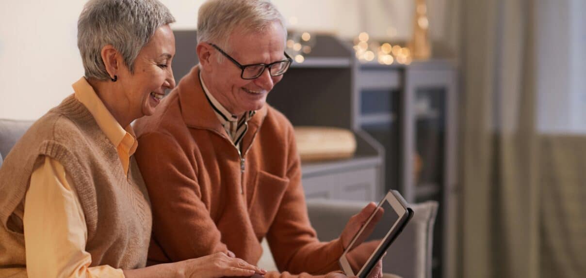 Deux personnes seniors sur une tablette