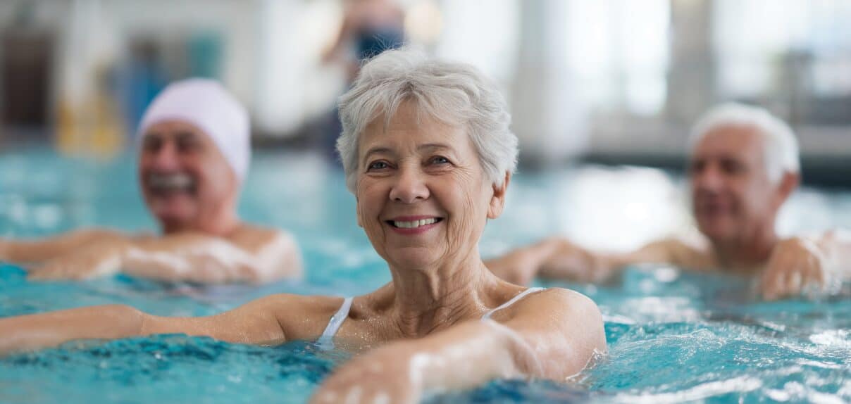 Une senior dans une piscine
