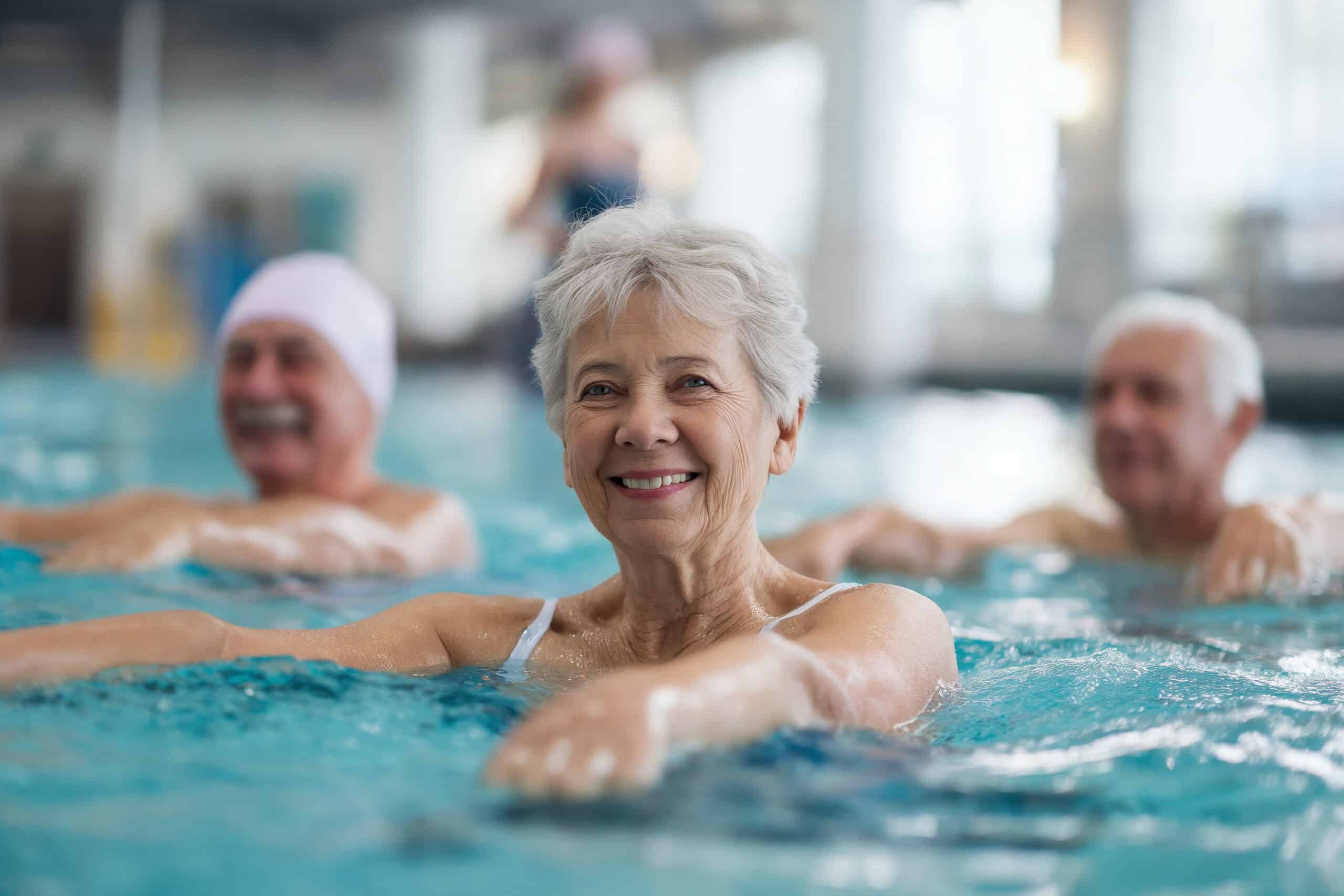 Une senior dans une piscine