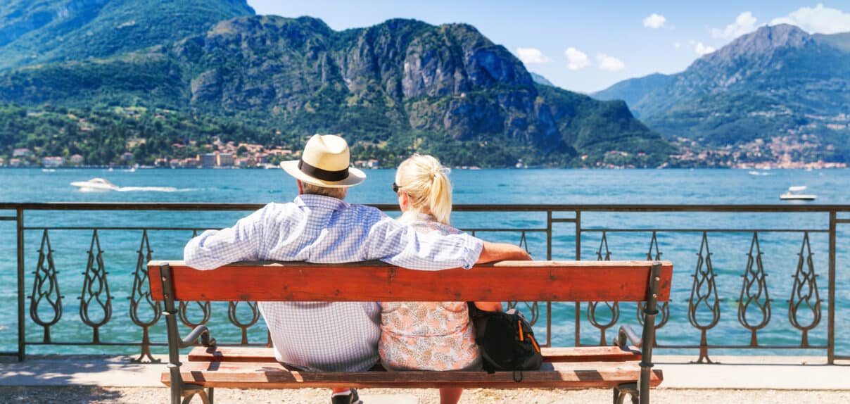 Deux seniors sur un banc devant un paysage - Nohée