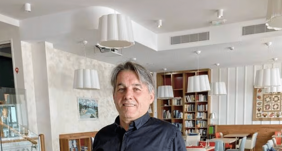 François-Xavier Hastings, serveur dans la résidence Nohée Bénodet