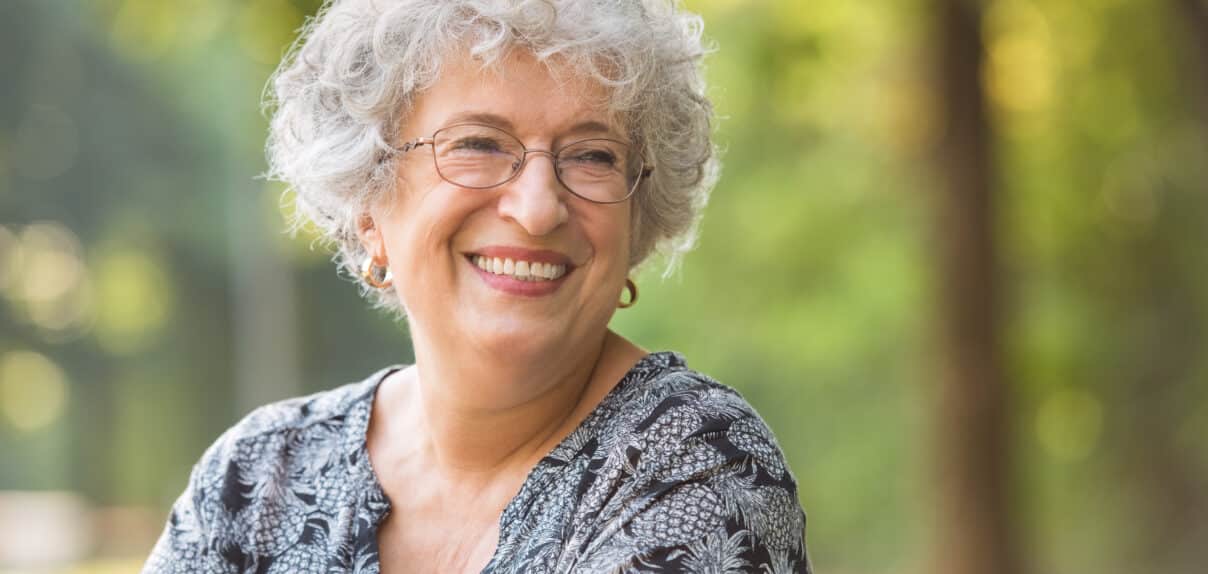 Une seniors avec pensées positives