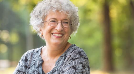 Une seniors avec pensées positives