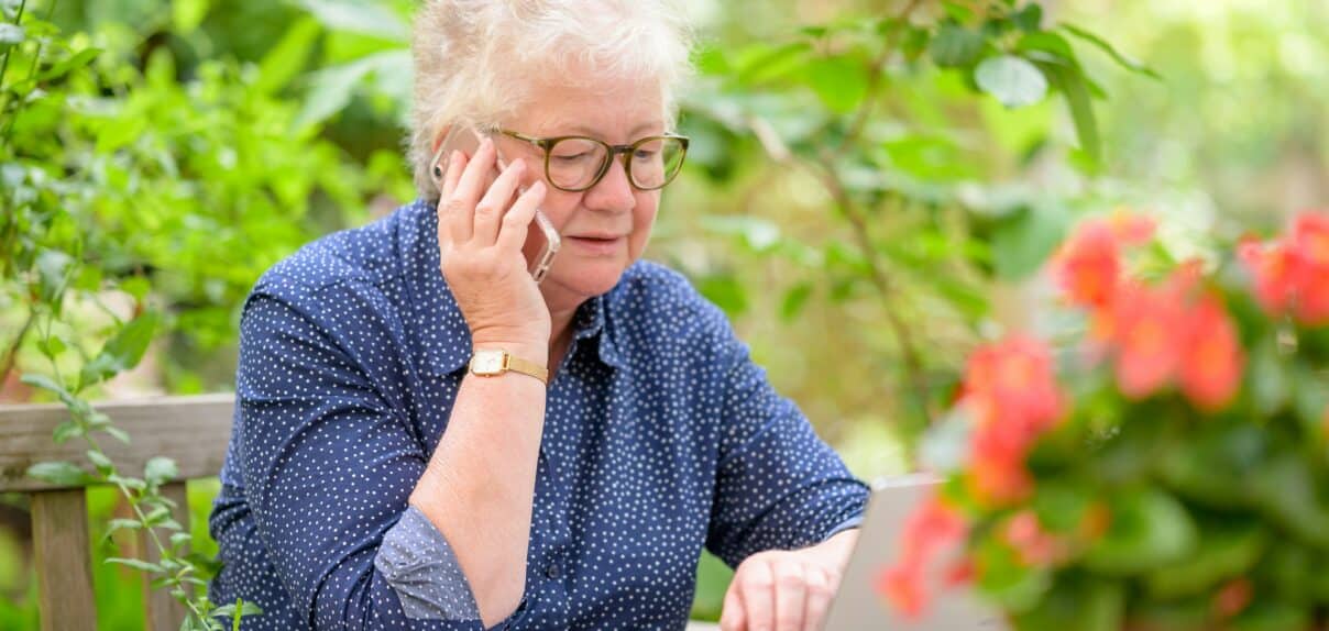 Une seniors au téléphone avec téléassistance dans la résidence services seniors