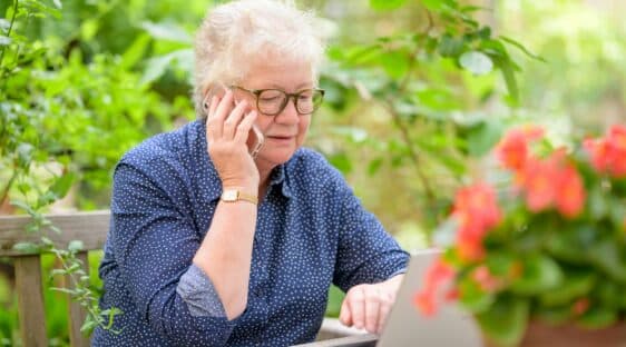 Une seniors au téléphone avec téléassistance dans la résidence services seniors