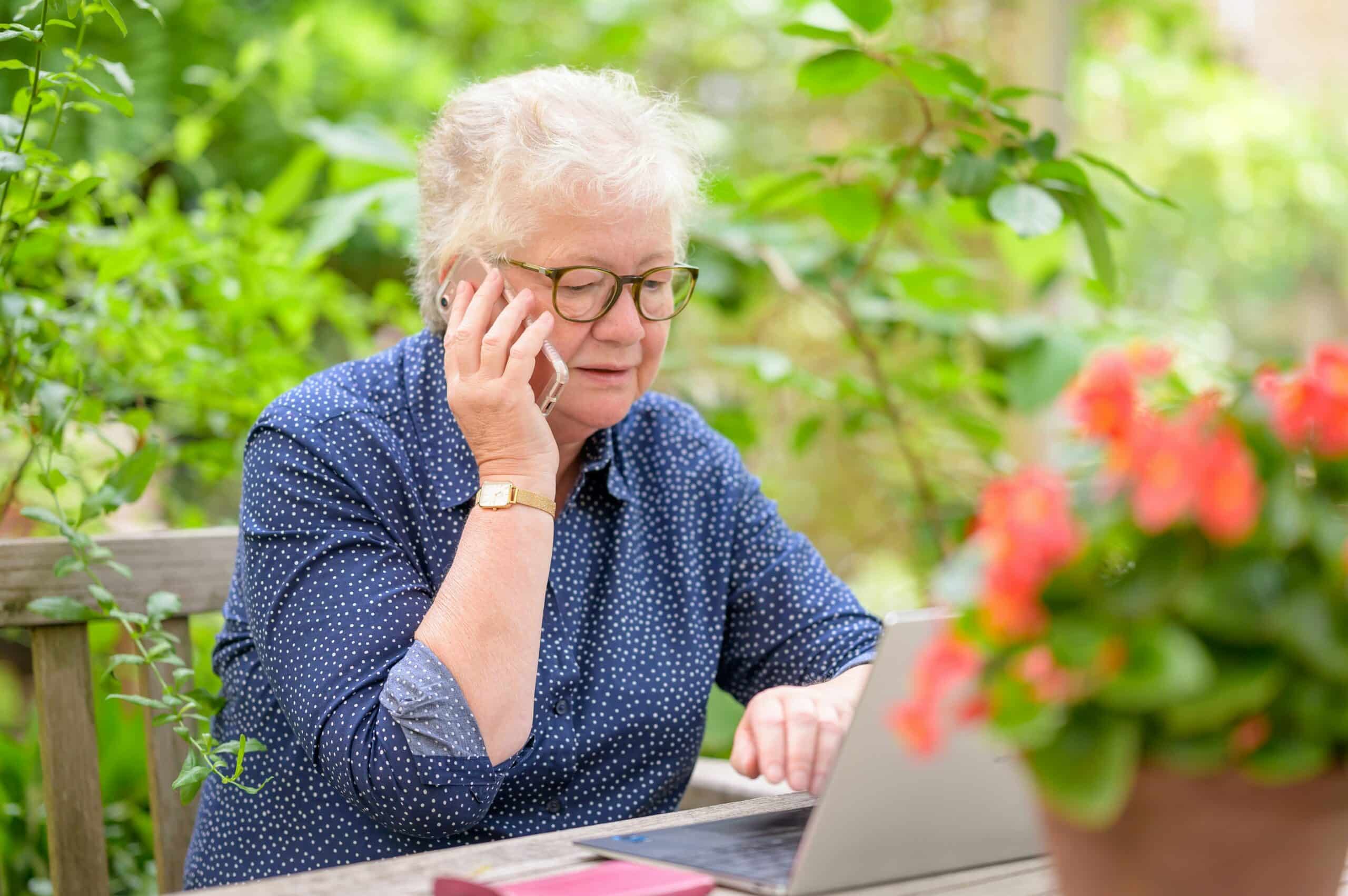 Une seniors au téléphone avec téléassistance dans la résidence services seniors