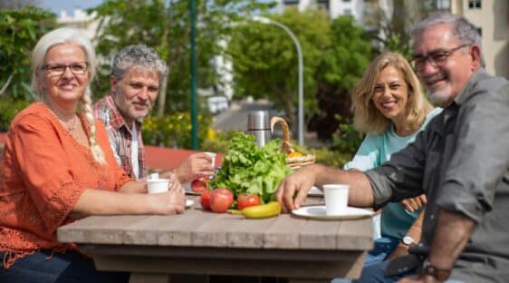 4 résidents seniors de la résidence service seniors Nohée