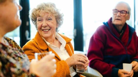 3 seniors qui discutent et rigolent ensemble