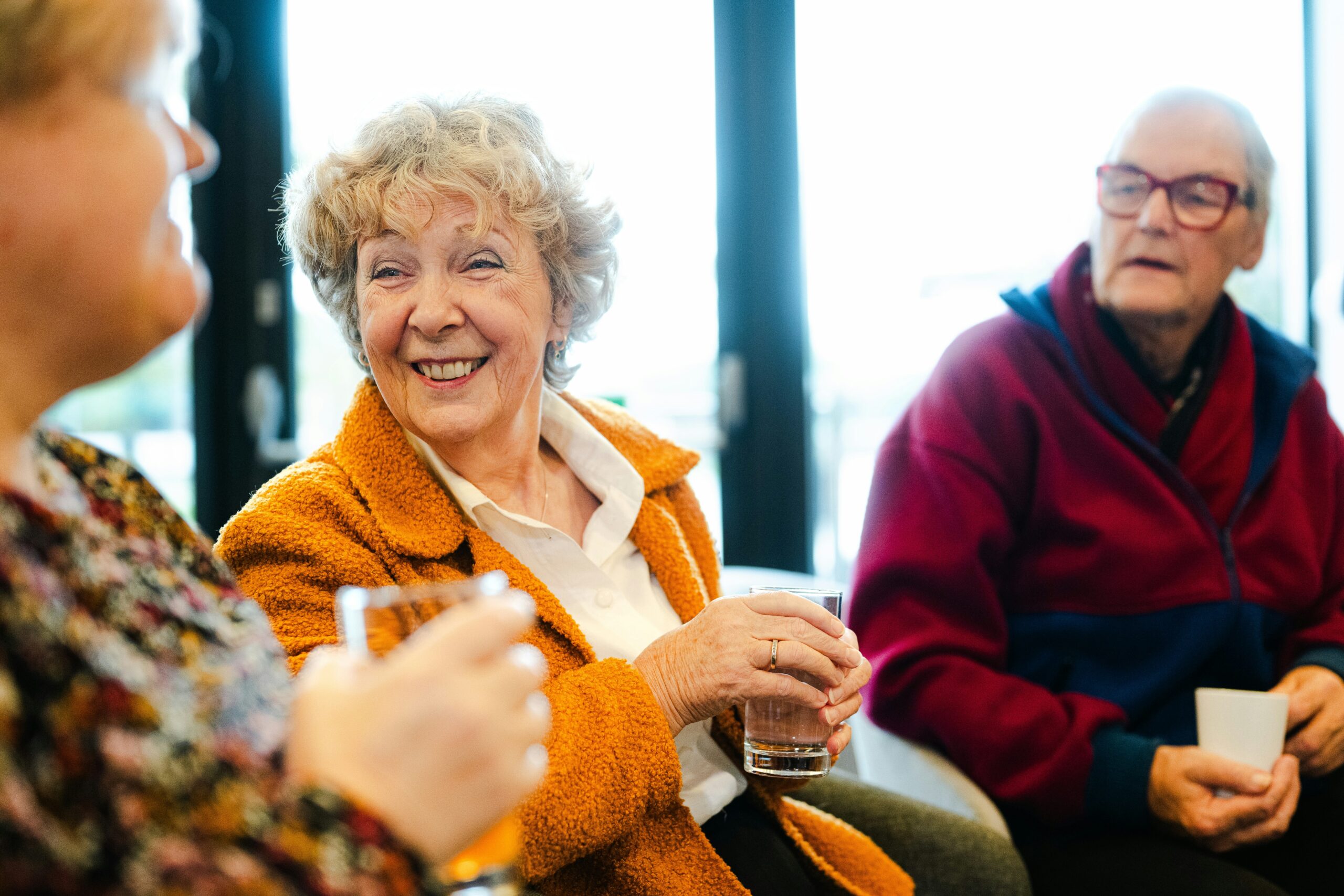 3 seniors qui discutent et rigolent ensemble