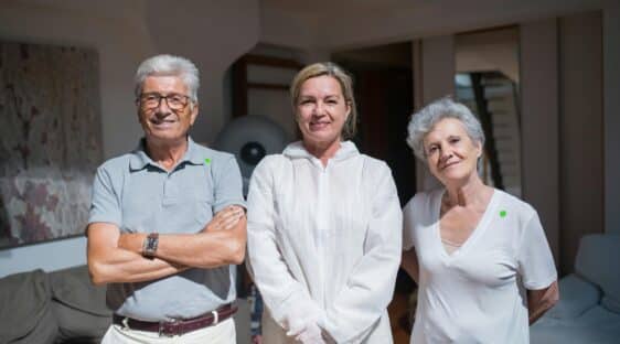 2 seniors et leur enfant aidant