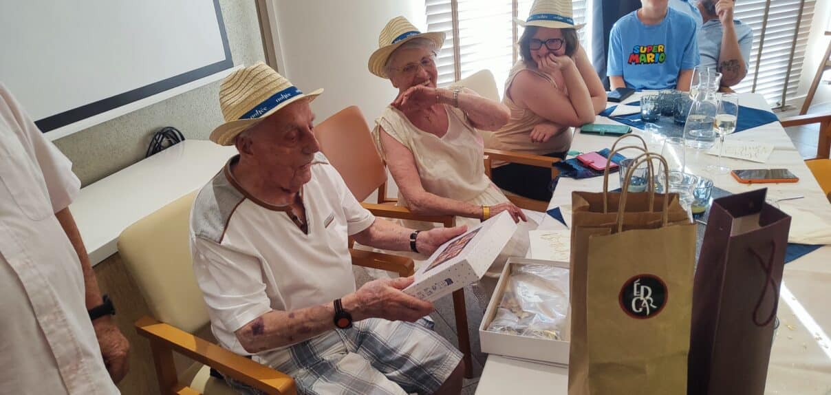 Un résident seniors qui reçoit un cadeau