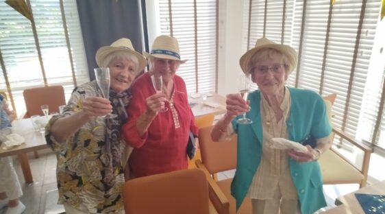 Des seniors qui partagent un moment festif à la résidence Nohée Pegomas