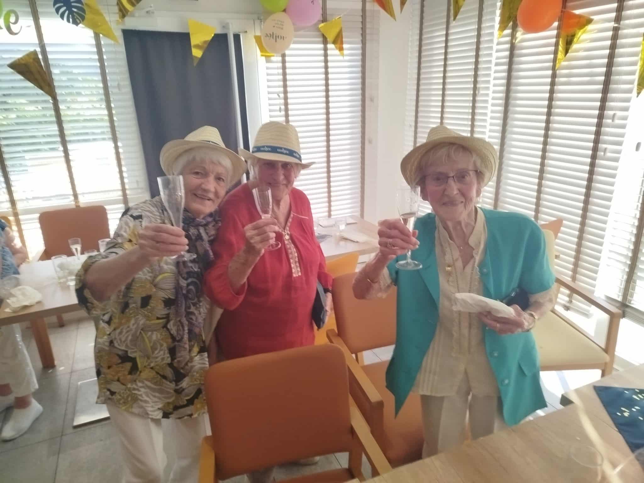 Des seniors qui partagent un moment festif à la résidence Nohée Pegomas